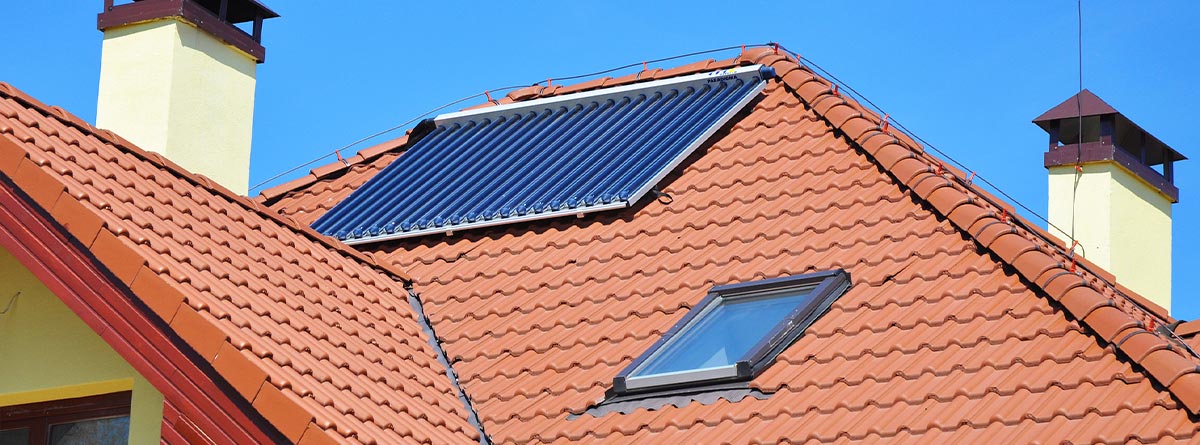 tejado con placas solares