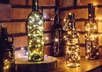 Botellas de cristal con luces en su interior
