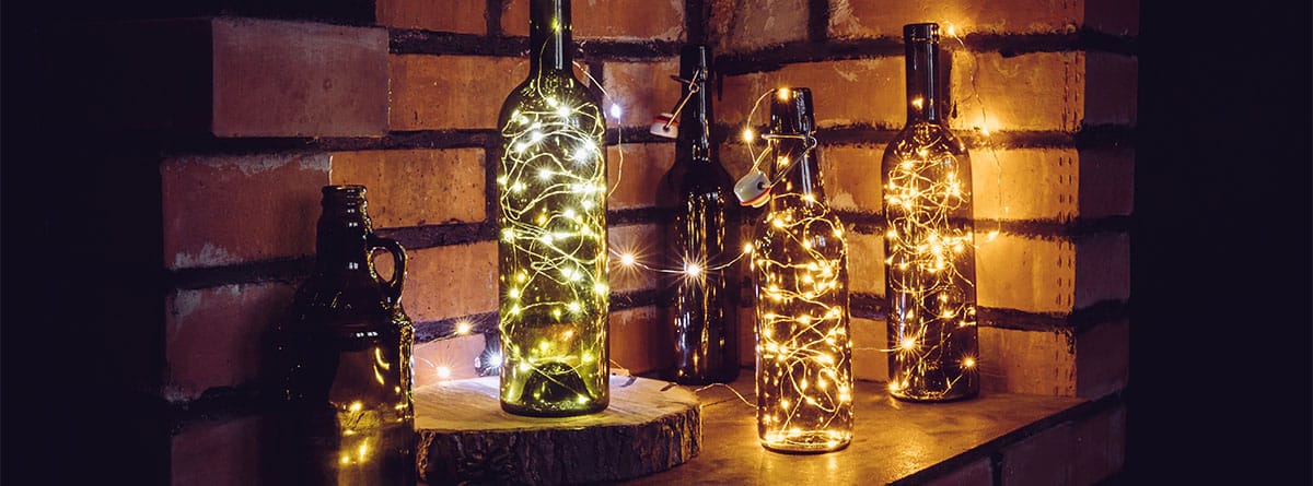 Botellas de cristal con luces en su interior