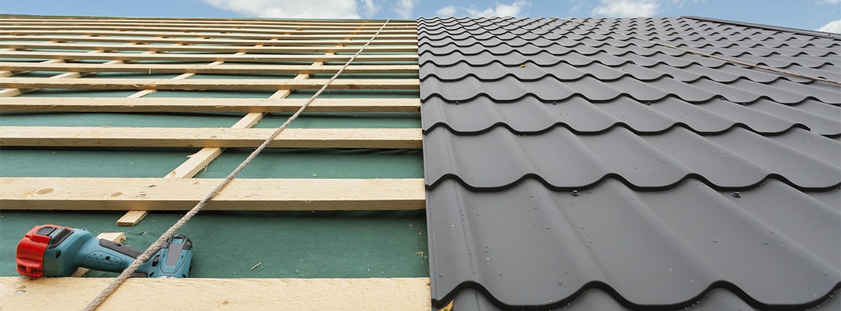 Tejas sintéticas colocadas en un tejado en construcción
