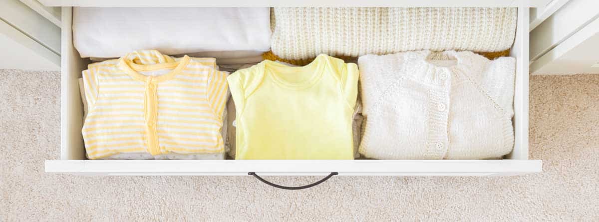 ropa de bebé ordenada en compartimentos