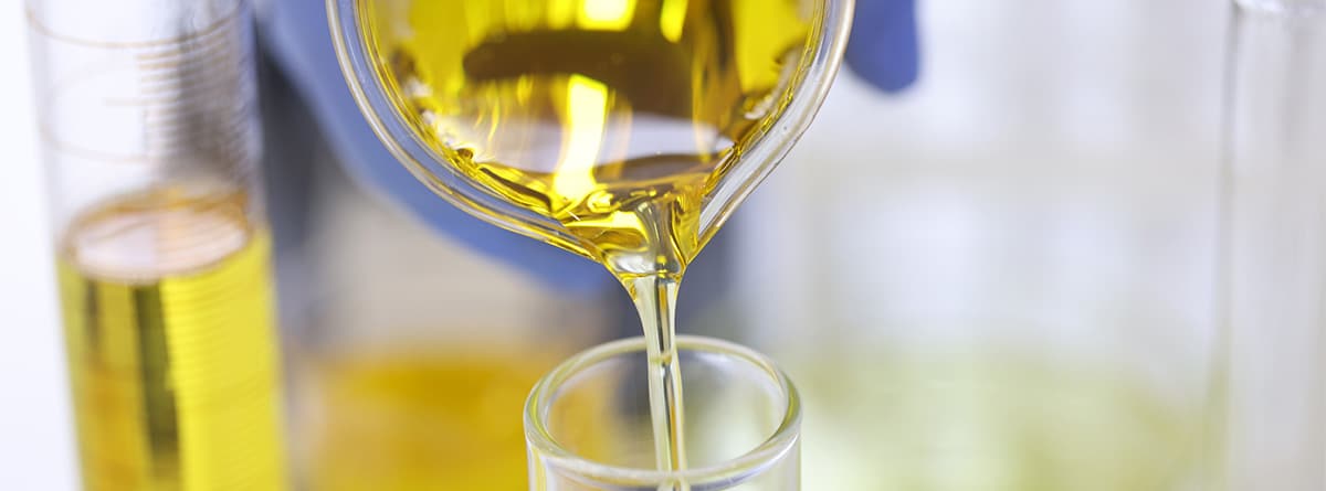 Aceite de oliva que se introduce en una botella de cristal.