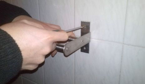 Hacer agujeros en los azulejos sin que se rompan Hacer agujeros en los azulejos sin que se rompan