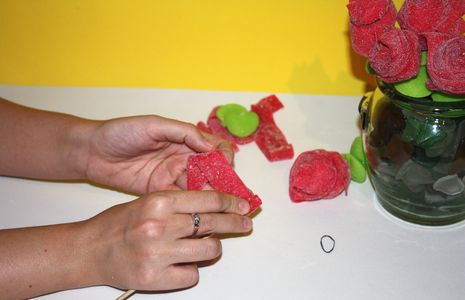 Un ramo de rosas rojas con golosinas Un ramo de rosas rojas con golosinas