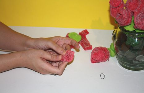 Un ramo de rosas rojas con golosinas Un ramo de rosas rojas con golosinas
