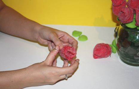 Un ramo de rosas rojas con golosinas Un ramo de rosas rojas con golosinas