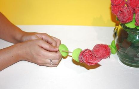 Un ramo de rosas rojas con golosinas Un ramo de rosas rojas con golosinas