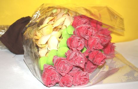 Un ramo de rosas rojas con golosinas Un ramo de rosas rojas con golosinas