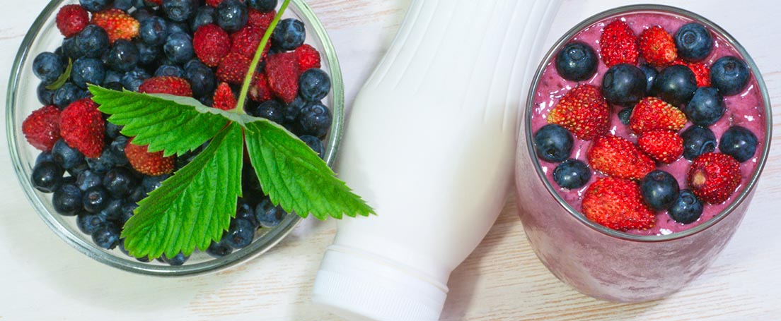 Frutas silvestres con crema batida