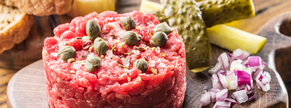 Steak tartar con alcaparras