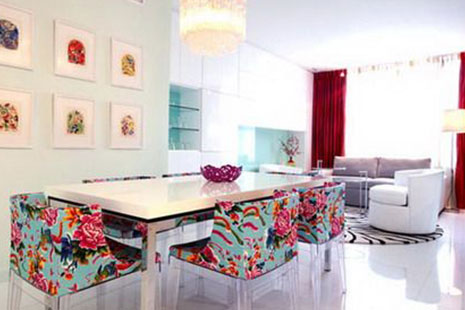 Comedor decorado con sillas con estampados