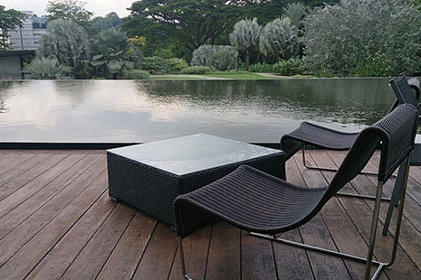 Hamacas y mesa frente a una piscina oscura