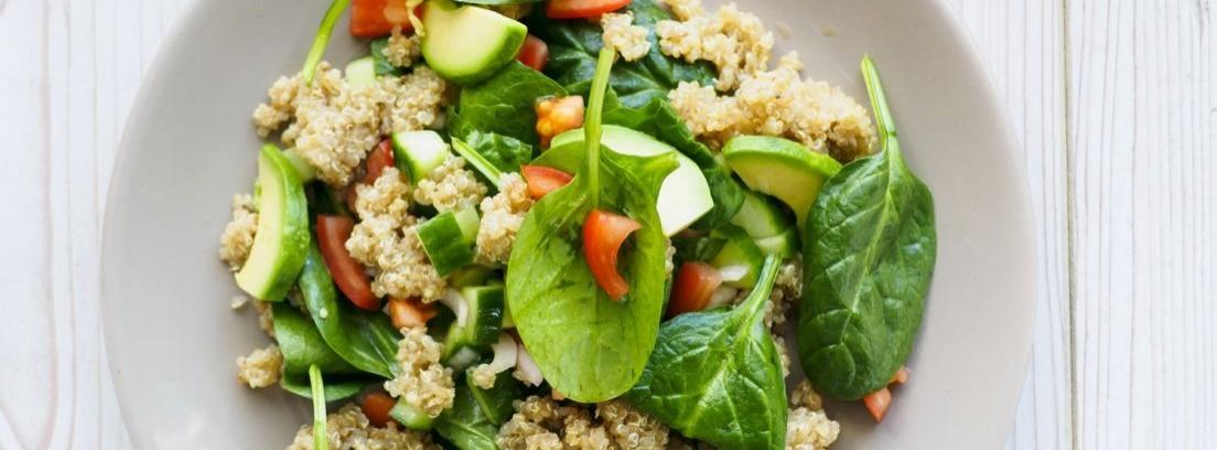 Ensalada de madroños con frutos de otoño