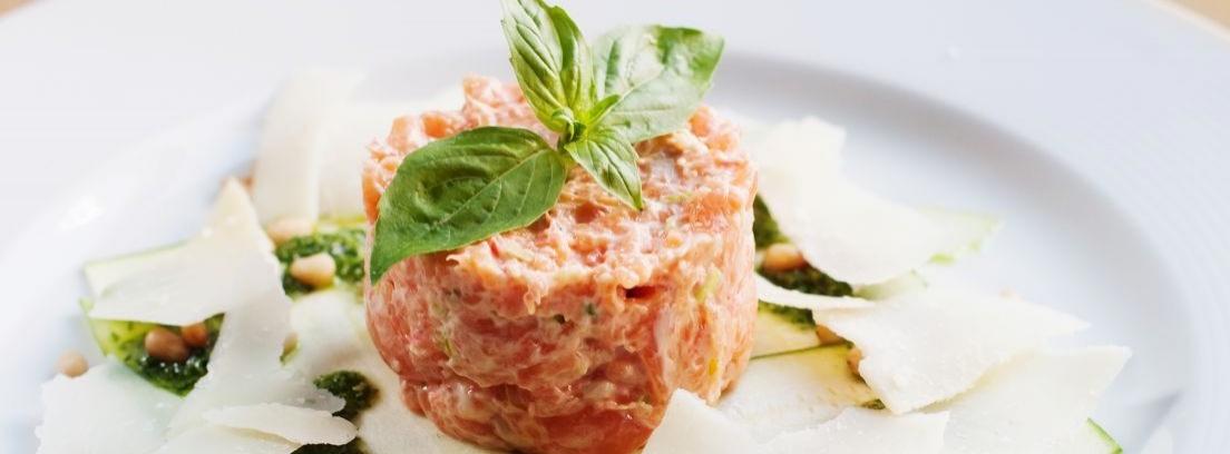 Plato de vieiras con espárragos y tocino