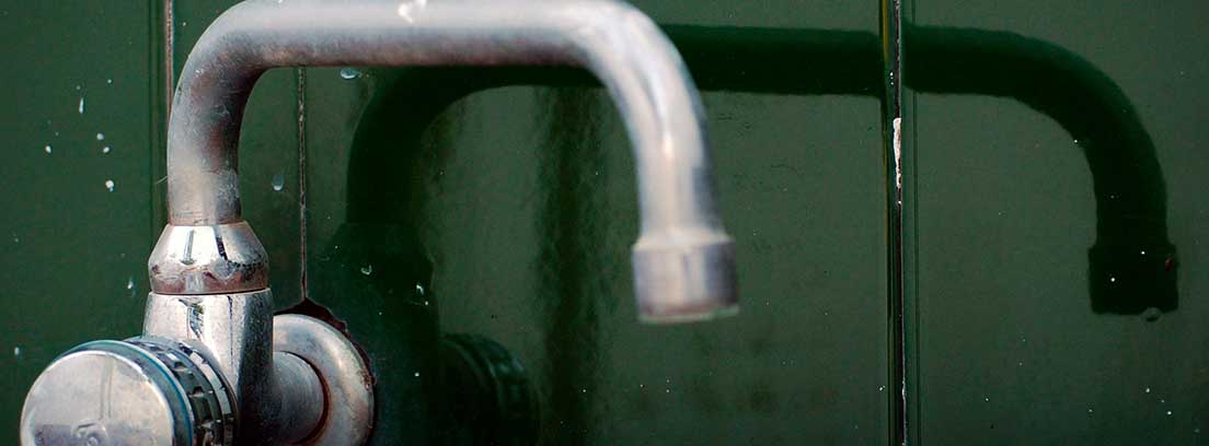 Grifo con capa blanquecina por la cal del agua