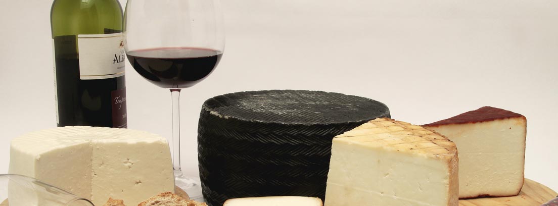 Maridaje de vinos con una tabla con quesos
