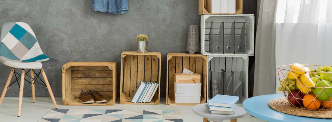 Ideas con cajas de madera para decorar cualquier estancia cajas de madera colocadas como espacio de almacenamiento