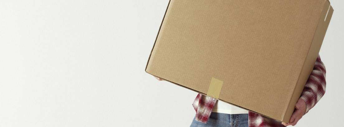 Persona sujetando varias cajas de cartón porque ha decidido no elegir una empresa de mudanzas