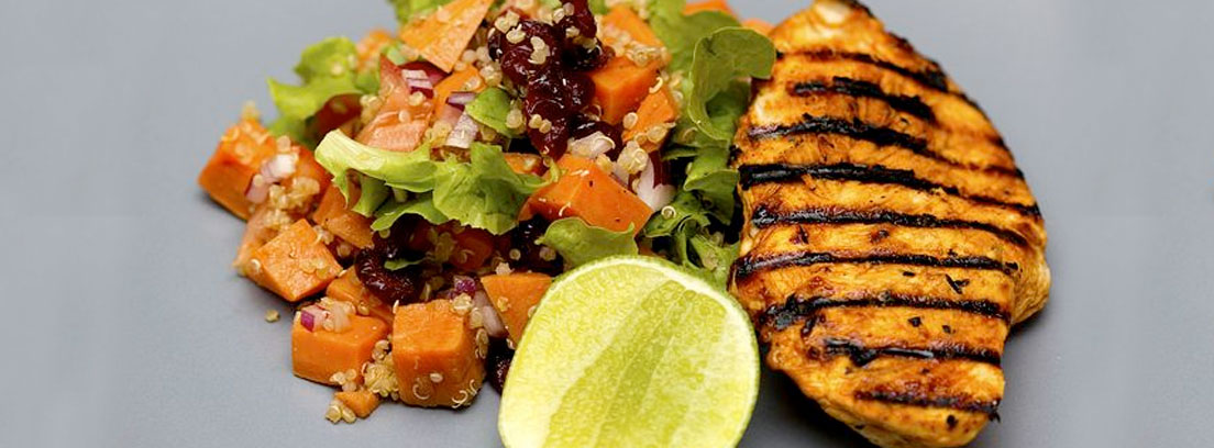 Quinoa en ensalada junto a filete de pollo