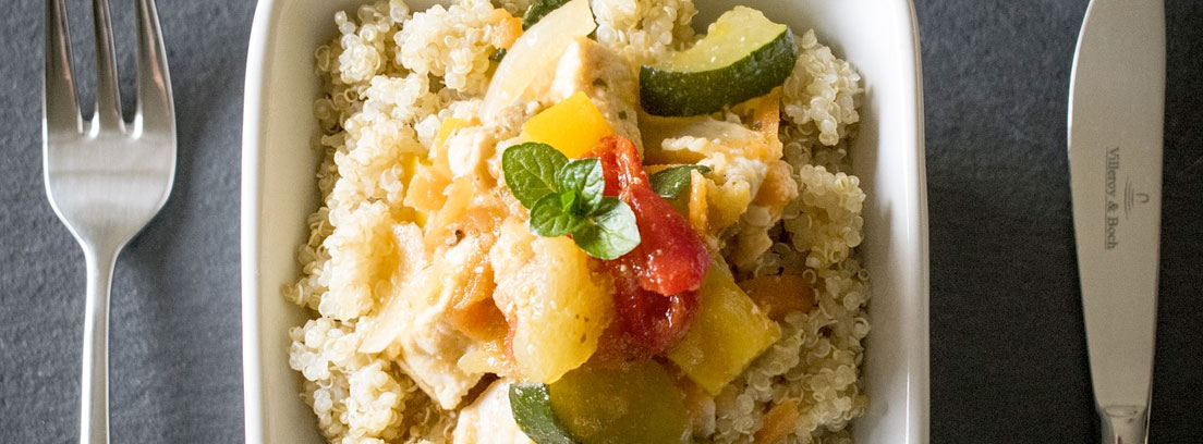 Plato cuadrado con quinoa y verduras