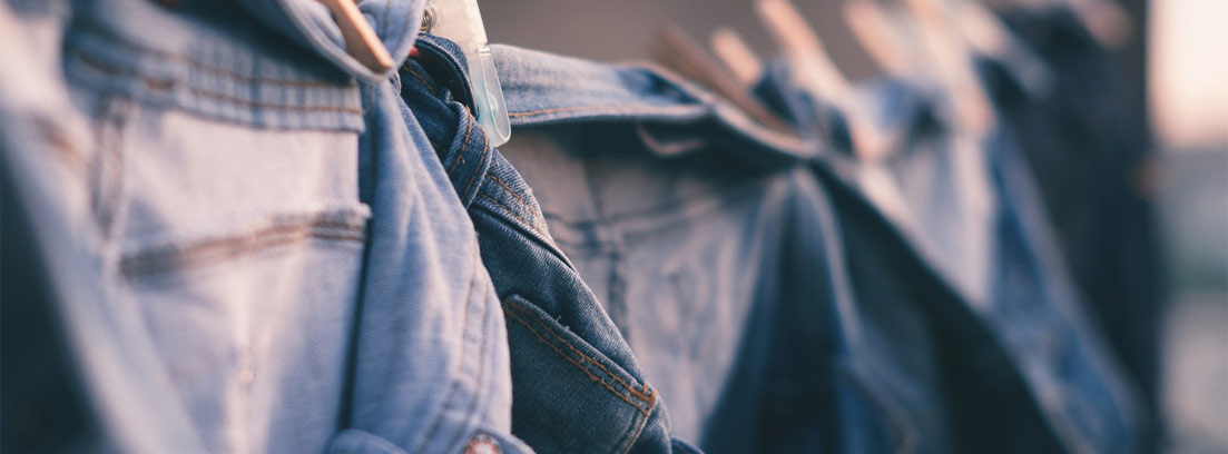 Ropa vaquera tendida con pinzas