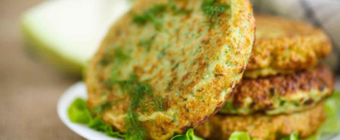 Recetas veganas: Hamburguesas de calabacin Hamburguesas de calabacín en un plato