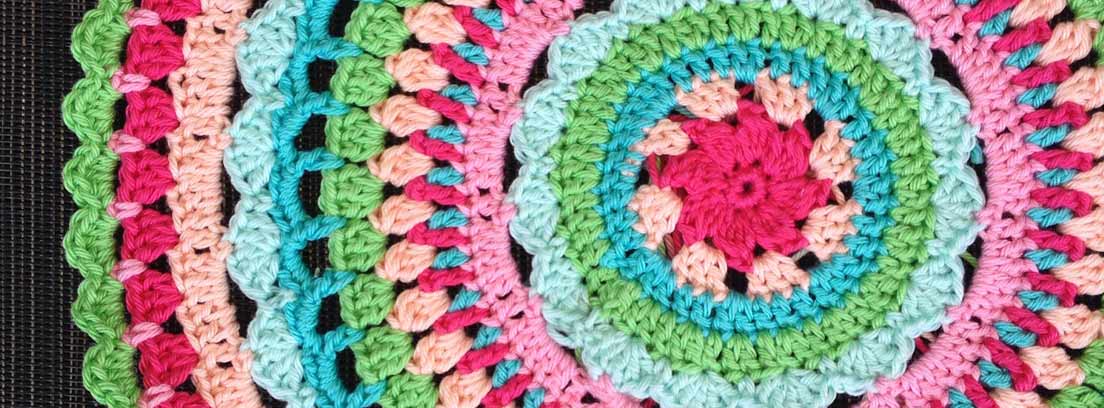 Crochet hecho con lanas de colores