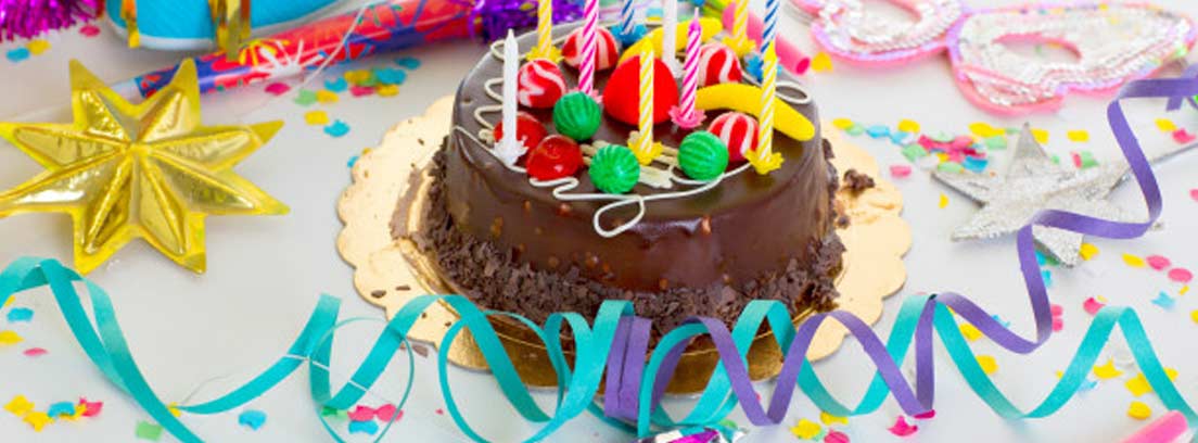 tarta de chocolate con decoración de chuches