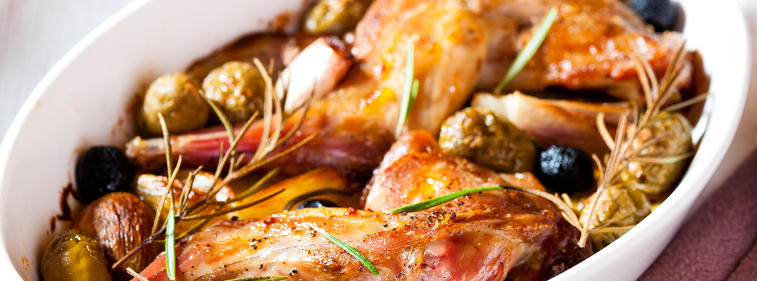 Conejo en salsa de aceitunas