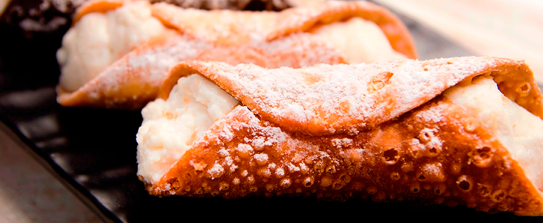 Cannoli rellenos de ricota y chocolate blanco