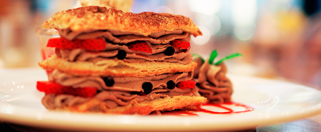 Milhojas de chocolate con nata y fresas