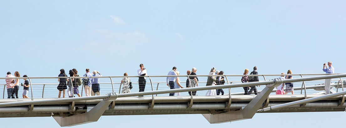 Vista parcial recortada sobre el cielo del Puente del Milenio de Londres