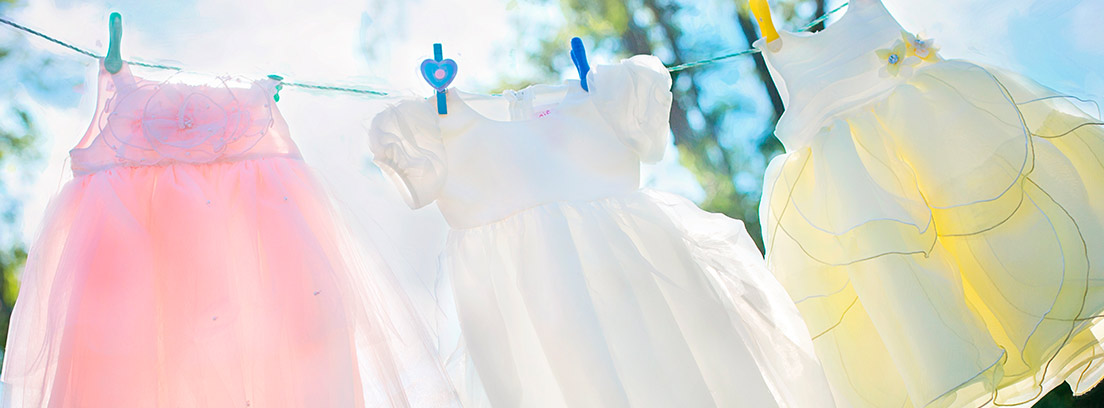 Ropa tendida en una cuerda al aire libre