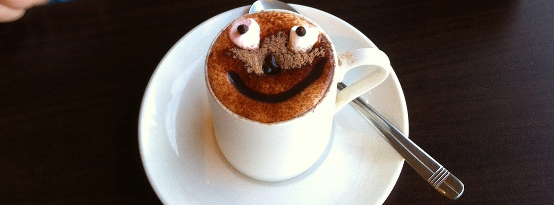 Mug Cake decorado con una cara sonriente